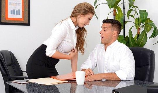 ѕорно ненасытного босса с двум¤ стройными сексуальными брюнетками в офисе